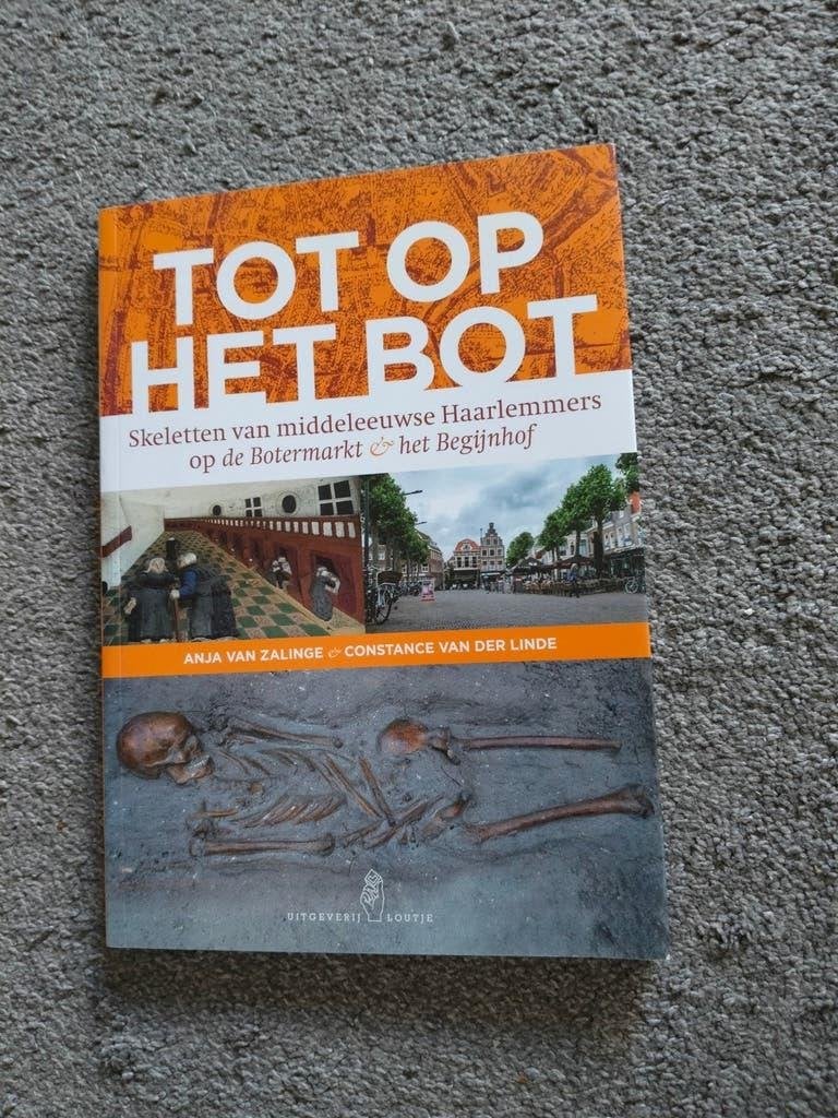 Tot op het Bot: Skeletten van middeleeuwse Haarlemmers, Ophalen of Verzenden, 20e eeuw of later, Zo goed als nieuw, Anja van Zalinge & Constance van der Linde