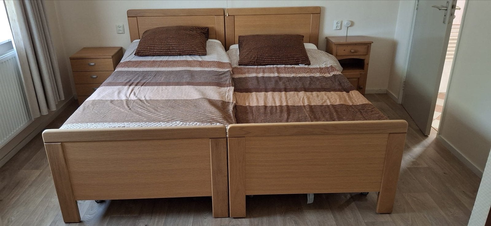 Twee senioren bedden 90x200, elektrisch, 1x hoog/laag, 90 cm, Eenpersoons, Bruin, Ophalen of Verzenden