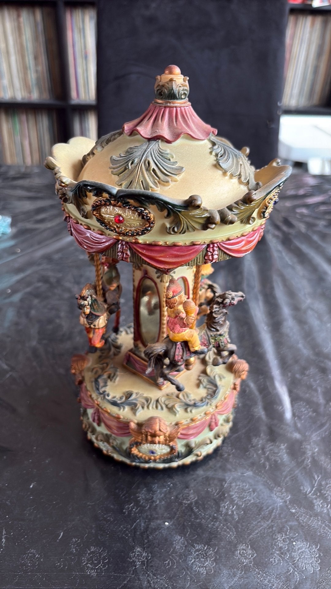 Leuke decoratieve carrousel muziekdoos, Ophalen of Verzenden, Gebruikt