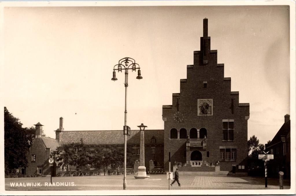 Waalwijk - Raadhuis, Verzamelen, Ansichtkaarten | Nederland, Ongelopen, Noord-Brabant, 1940 tot 1960, Verzenden