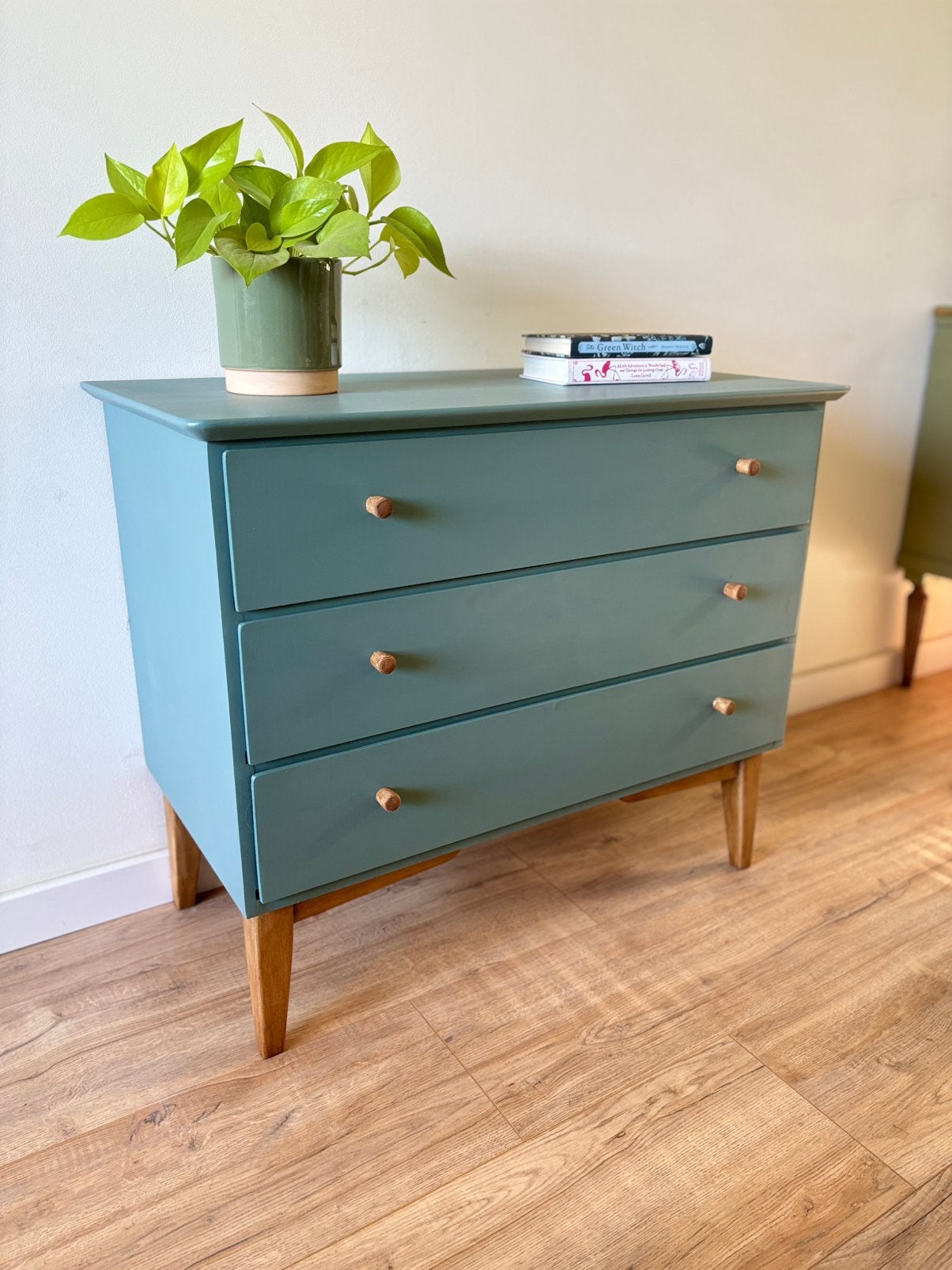 Foto 3 van Vintage Eucalyptusgroene Ladekast
