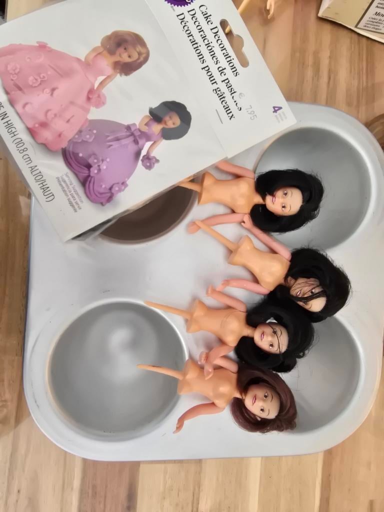 Bakvorm voor prinsessentaart met decoratiepoppen, Ophalen of Verzenden, Gebruikt, Taarten, Bakvorm