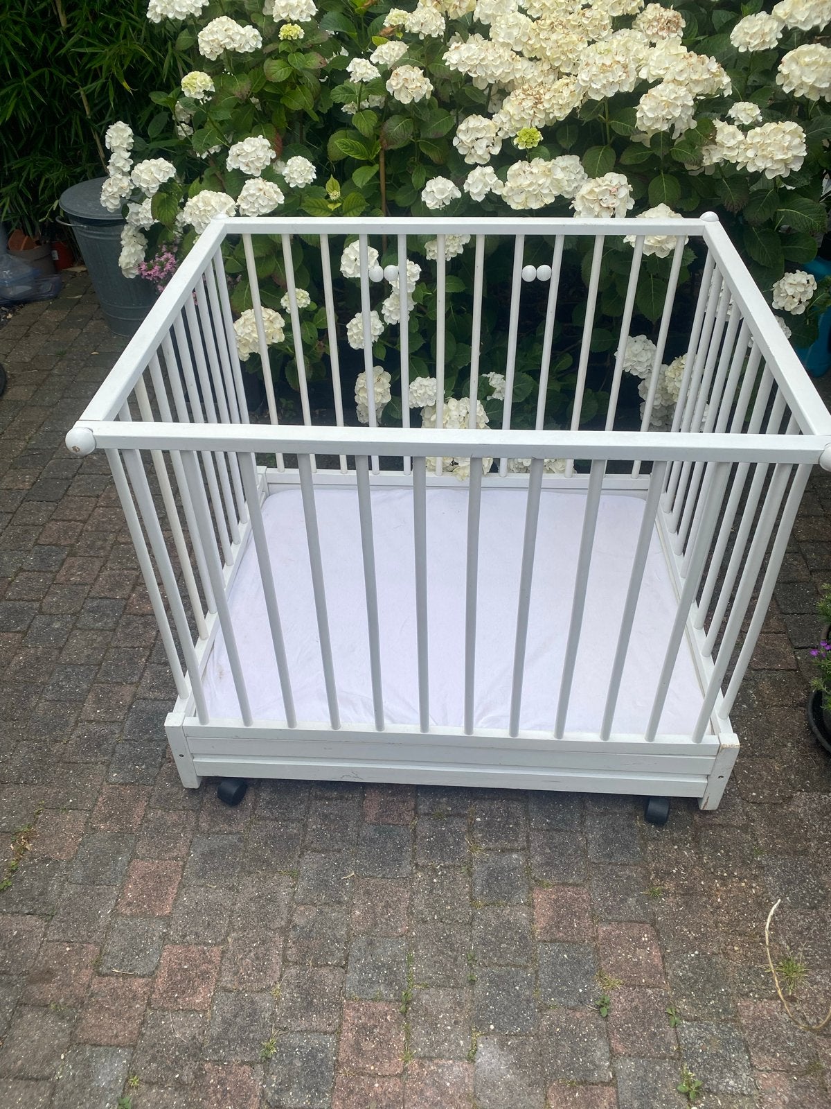 Witte houten box met wieltjes, Kinderen en Baby's, Boxen, Ophalen, Gebruikt, Vierkant, Wieltjes