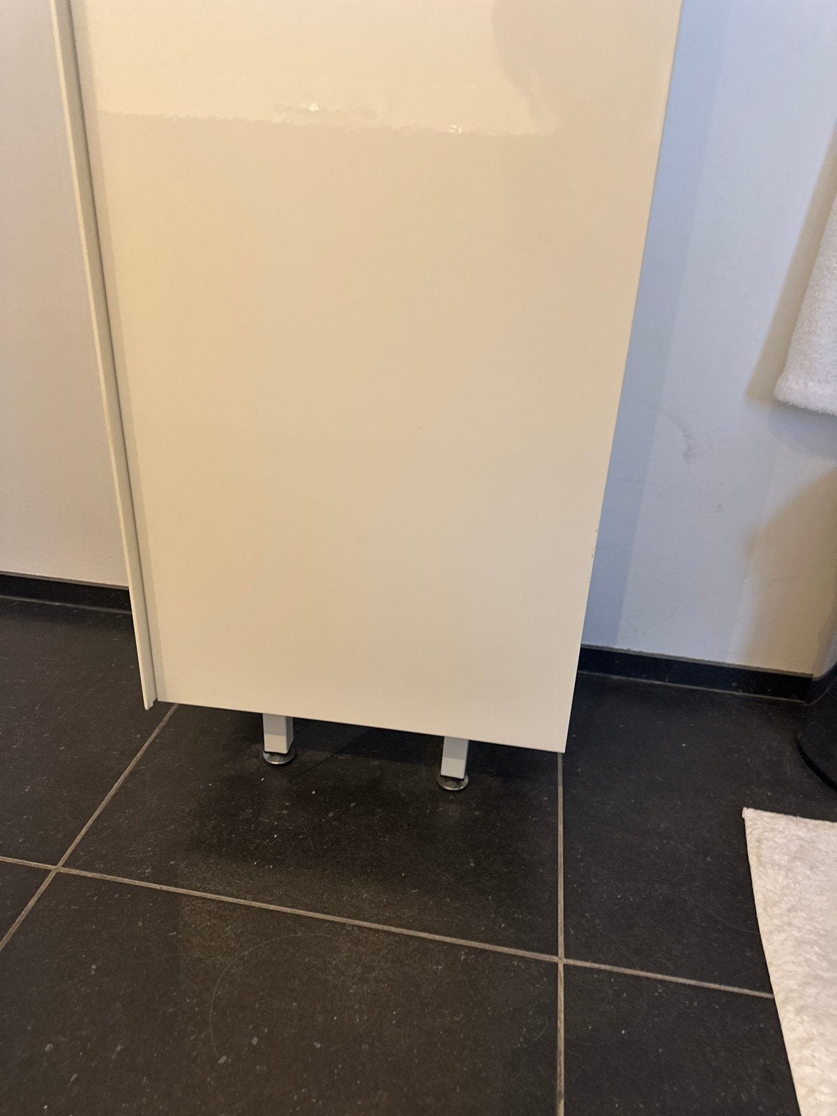 Gratis afhalen dit weekend. Badkamerkast hoogglans wit, Huis en Inrichting, Ophalen, (Half)hoge kast, Minder dan 50 cm, Gebruikt