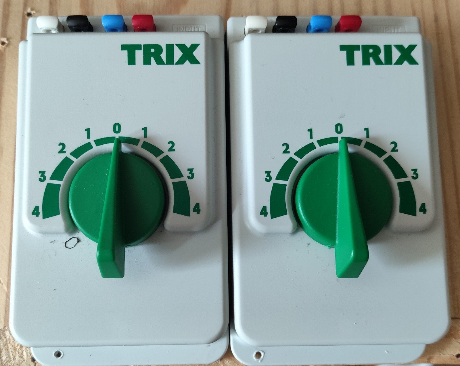 Trix trafo 's met regelaar ( twee stuks ), Hobby en Vrije tijd, Modeltreinen | H0, Transformator of Voeding, Gelijkstroom, Trix