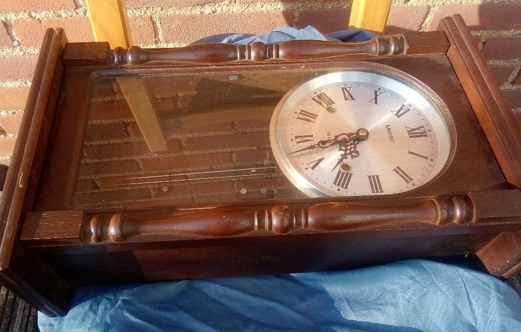 opknapper houten wandklok, Ophalen