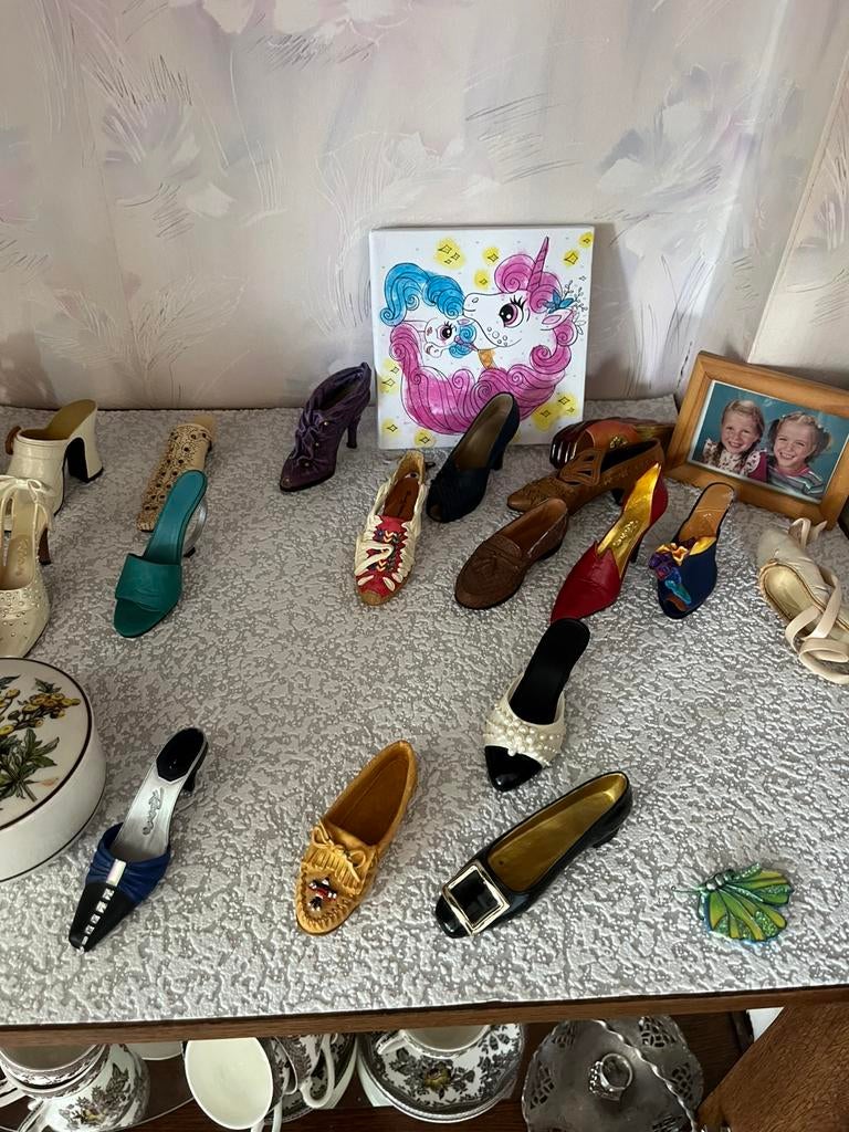 Just the Right  shoe  verzameling schoentjes ong. 40 stuks, Verzamelen, Poppenhuizen en Toebehoren, Ophalen of Verzenden, Zo goed als nieuw