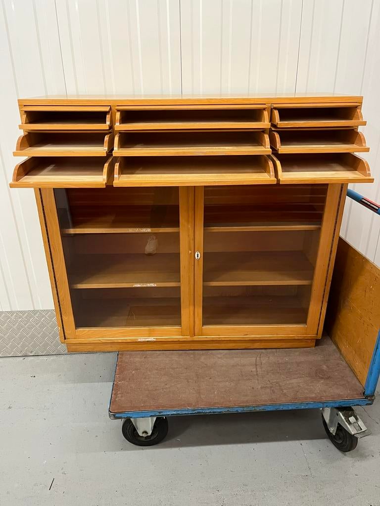 Antieke vitrinekast archiefkast schoolkast vintage retro, Ophalen, 100 tot 150 cm, Zo goed als nieuw, 150 tot 200 cm