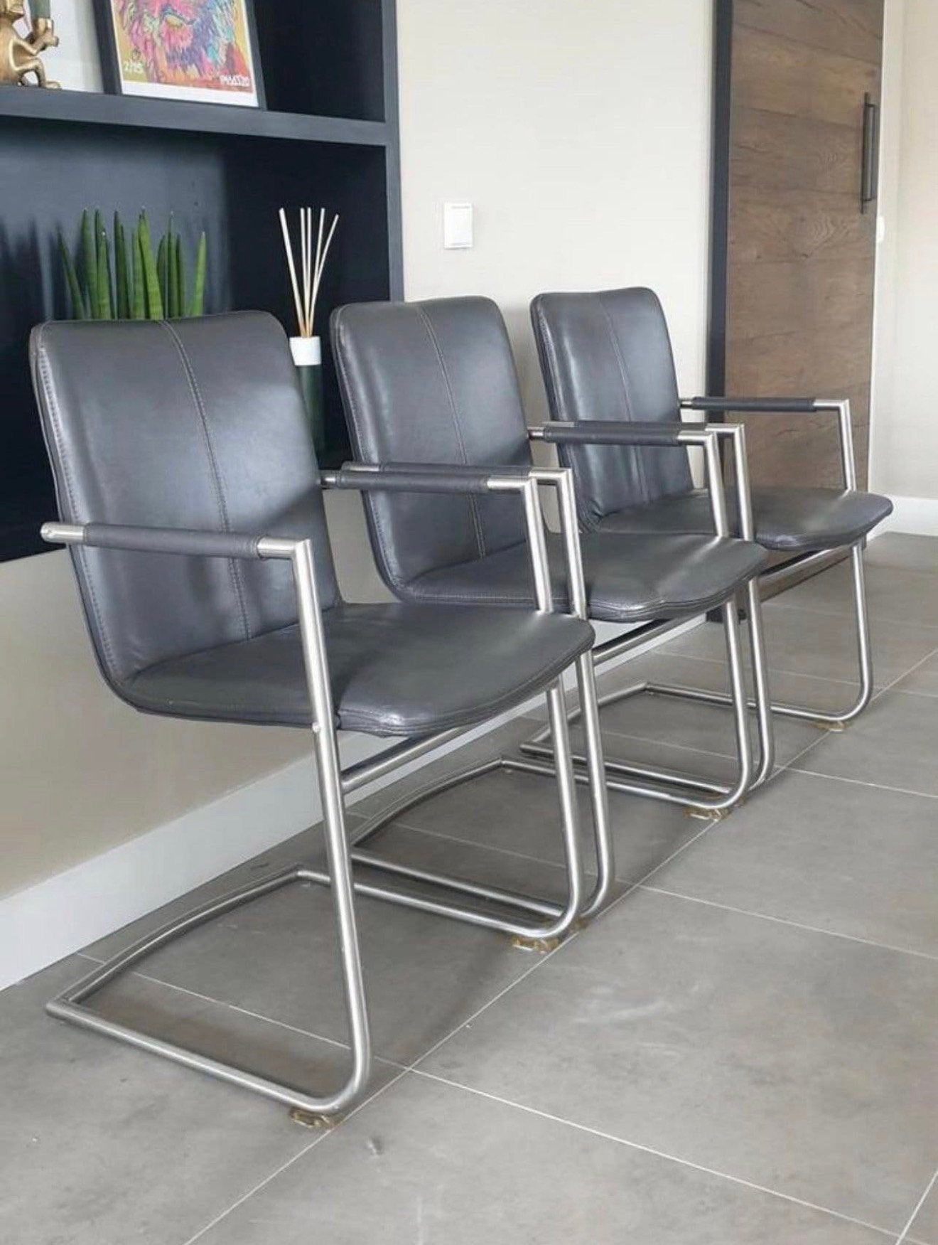 Zes grijs lederen Henders en Hazel design eetkamerstoelen, ---, Henders en Hazel, Ophalen of Verzenden, Zo goed als nieuw