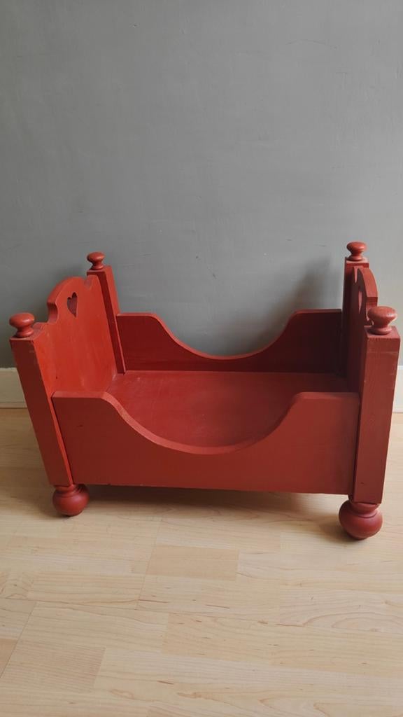 Oud handgemaakt poppenbedje in Zweeds rood (60x40x40), Verzamelen, Poppen, Ophalen, Gebruikt, Accessoires