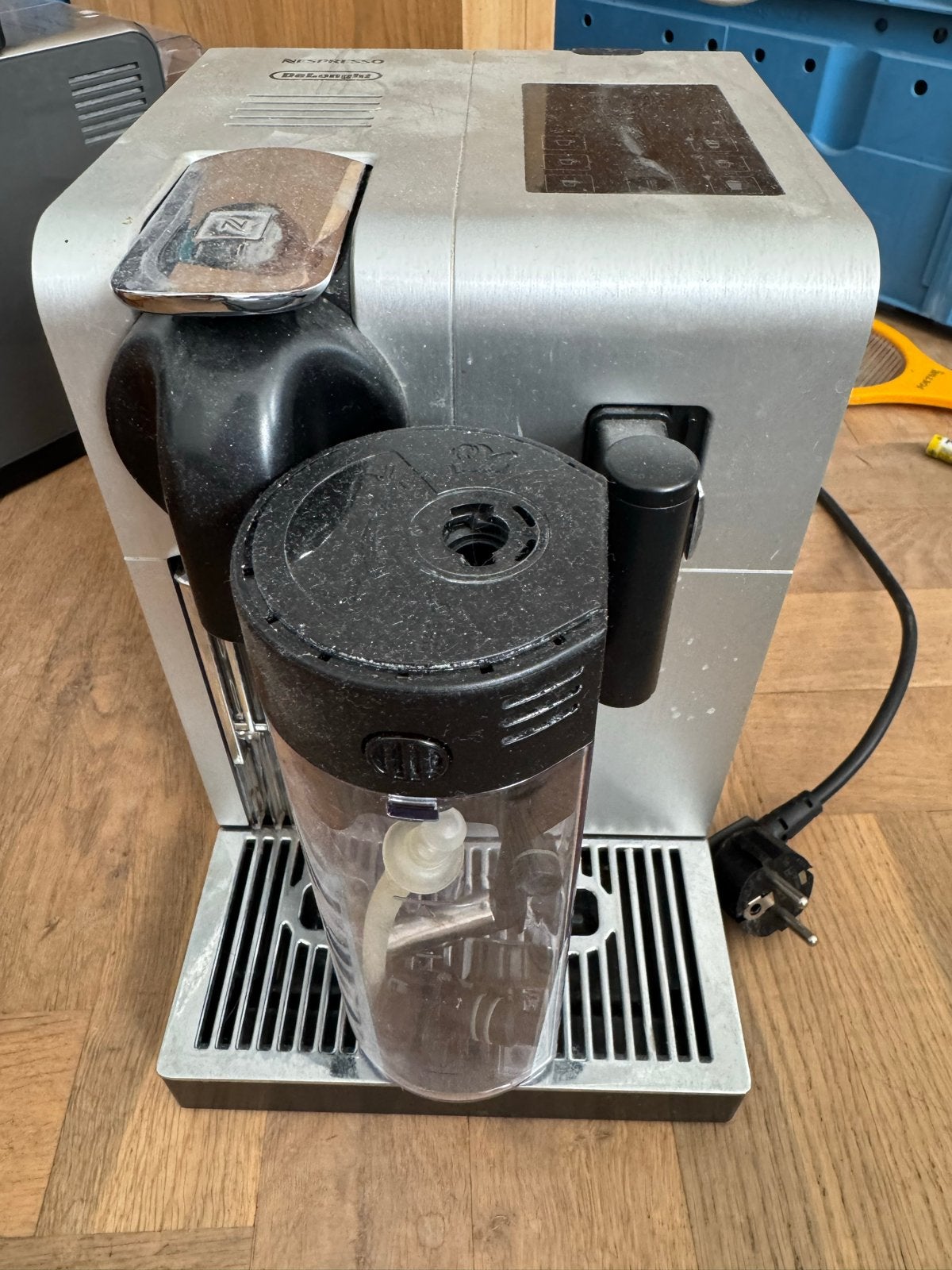 Nespresso DeLonghi EN750.MB lekt, voor onderdelen/reparatie, Koffiemachine, Ophalen of Verzenden, Niet werkend, Koffiepads en cups