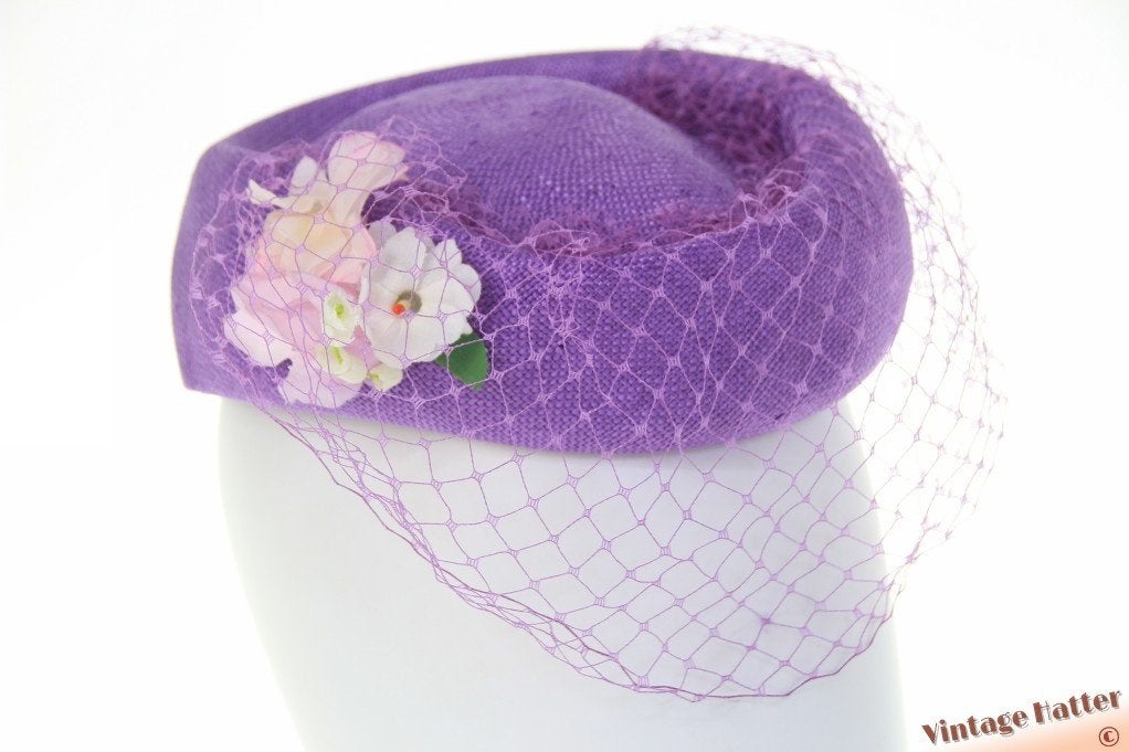 vintage Dames pillbox cocktailhoed paars sisal met voile 55, Kleding | Dames, Hoeden en Petten, Ophalen of Verzenden, Zo goed als nieuw