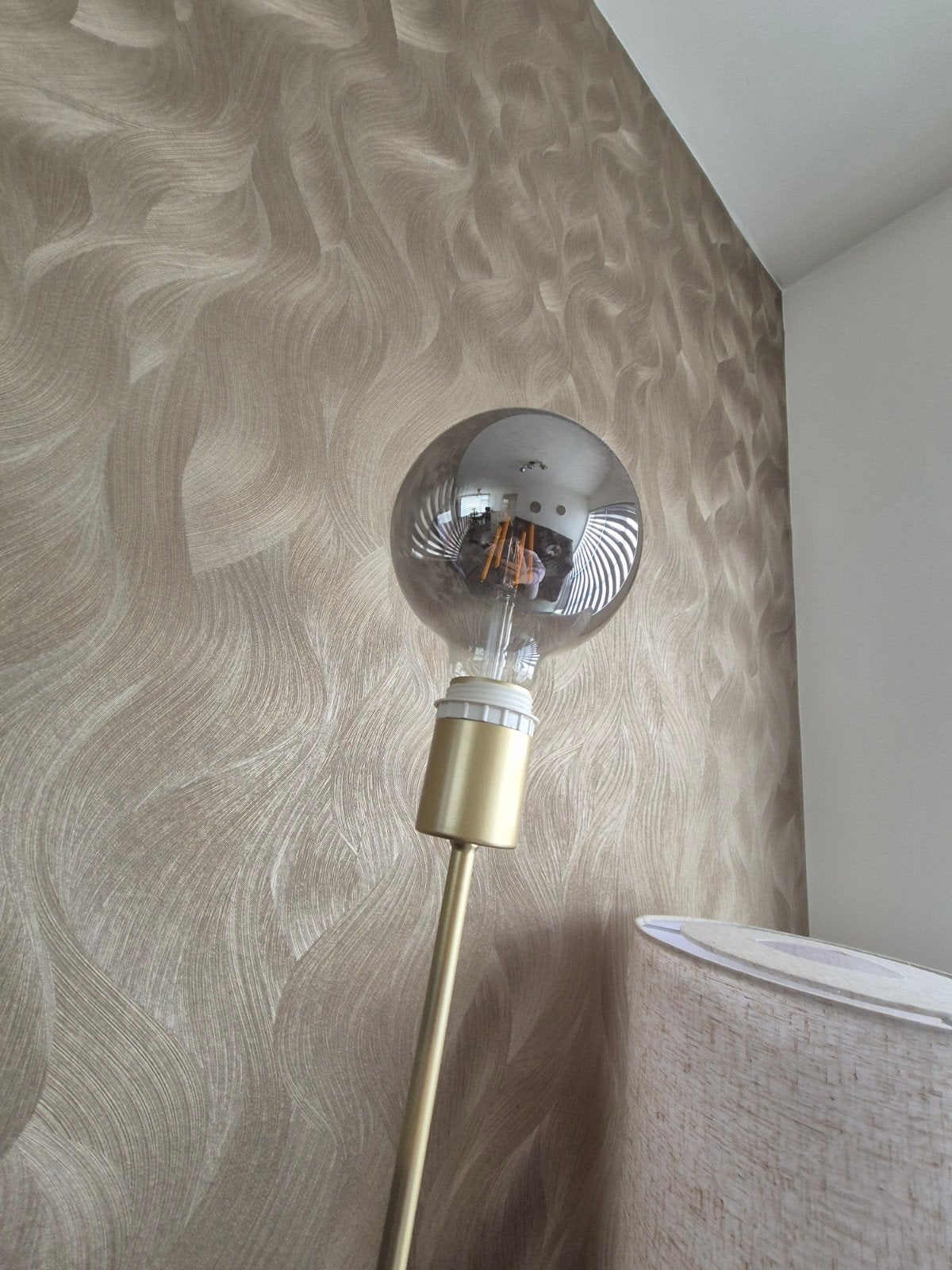Gouden vloerlamp met bollamp, Huis en Inrichting, Lampen | Vloerlampen, Ophalen, 150 tot 200 cm