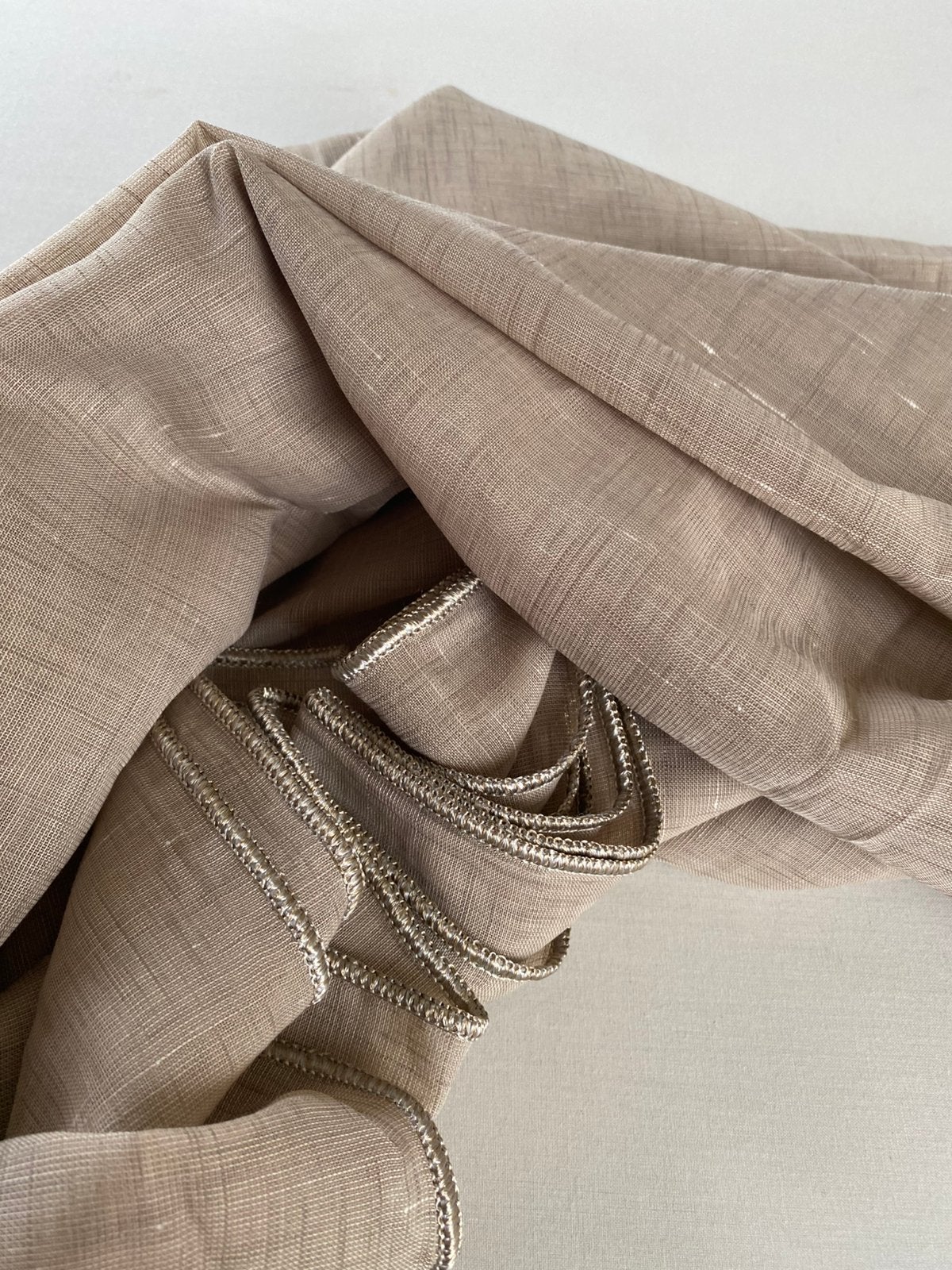 Restant stof inbetween. 5 m. X 2.95 hoog, taupe., Hobby en Vrije tijd, Stoffen en Lappen, 120 cm of meer, Beige, Ophalen of Verzenden