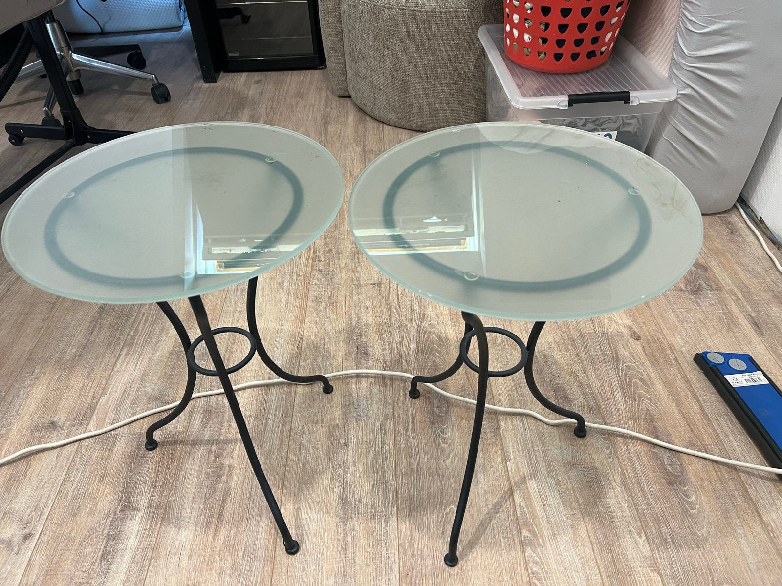 Set van 2 glazen bijzettafels met metalen onderstel, Minder dan 55 cm, Gebruikt, Glas, Ovaal