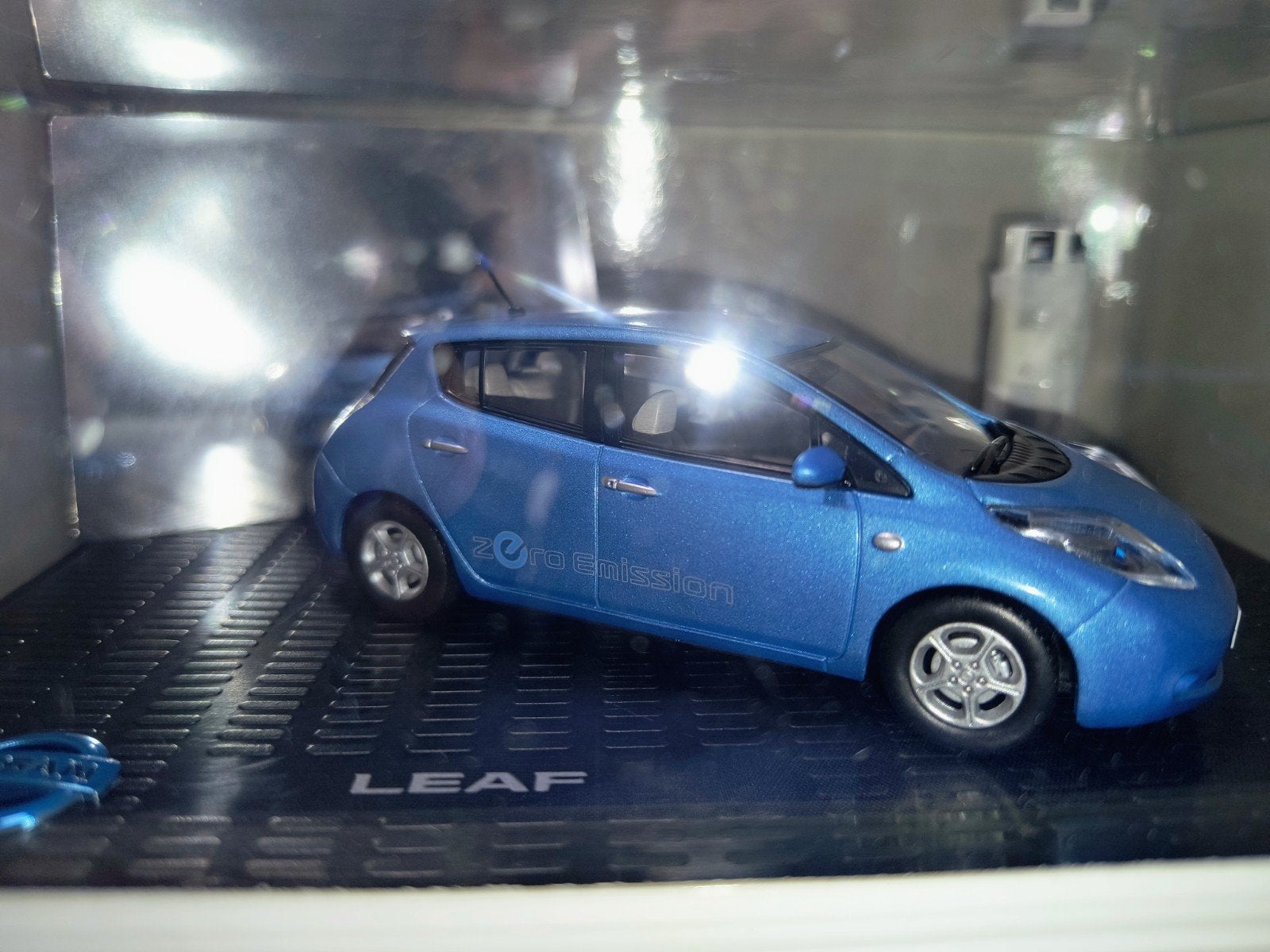 Foto 3 van Nissan Leaf Modelauto - Blauw - Nieuw in doos