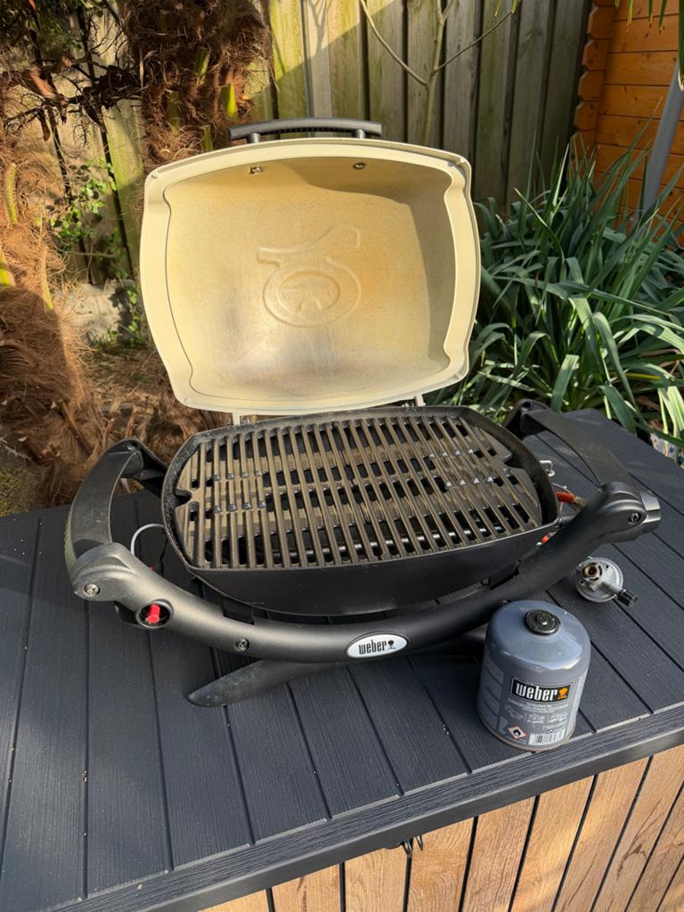 Weber Q1000 draagbare gasbarbecue met gasfles, Ophalen, Zo goed als nieuw