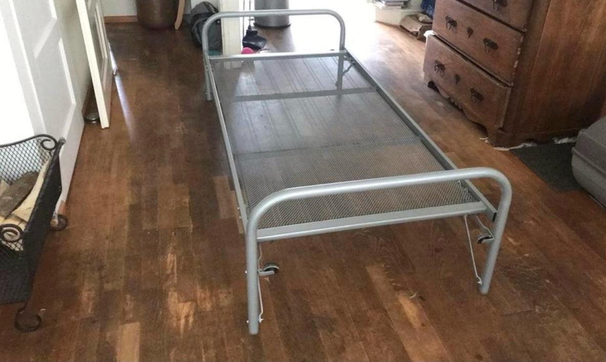Metalen bed, Ophalen