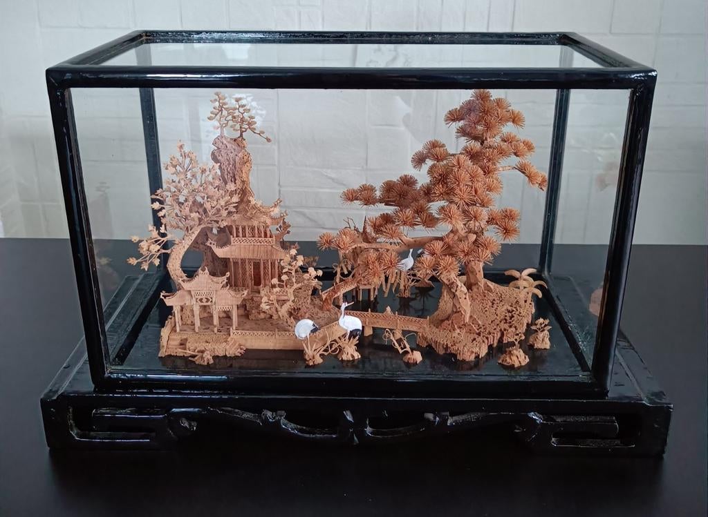 Chinese kurk sculptuur in glazen vitrine., Ophalen