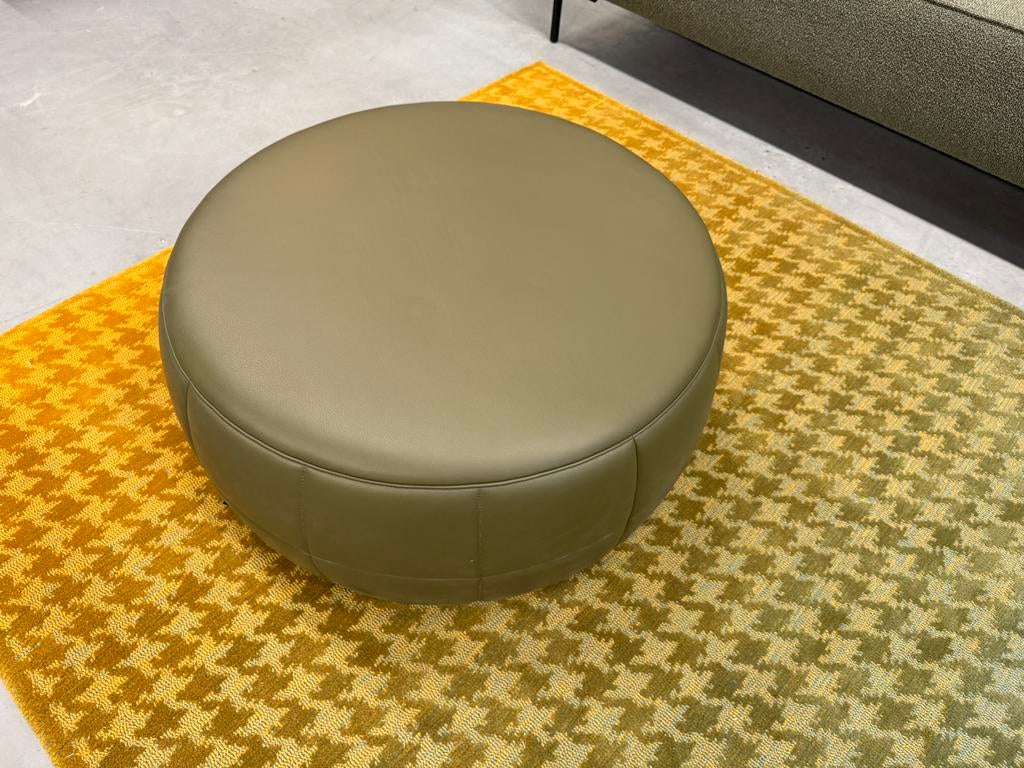 Nieuw Design on Stock Barrell 80 Poef Basque Forrest Leer, Huis en Inrichting, Banken | Voetenbanken en Poefen, Rond, Leer, Eyye