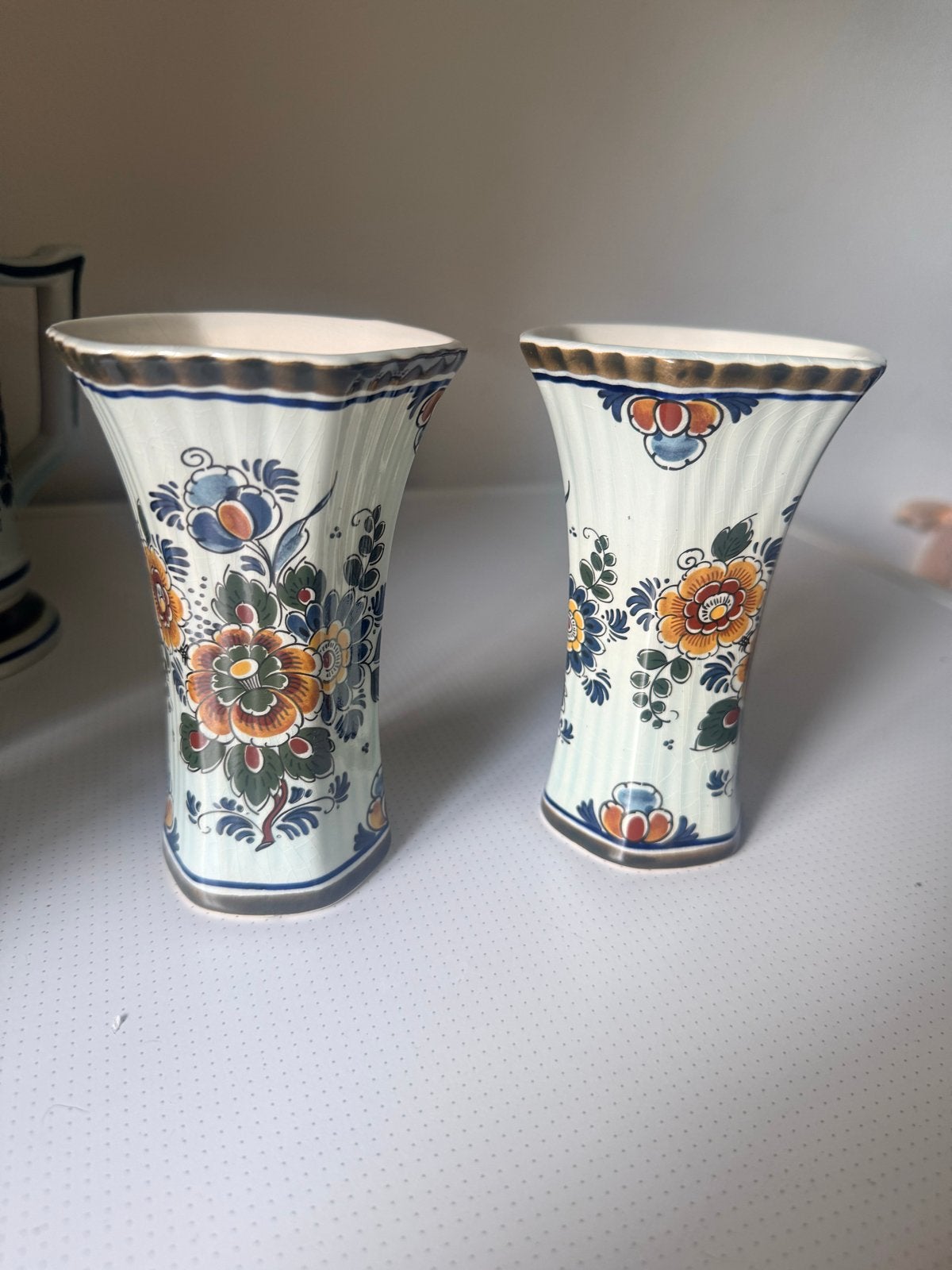 Set van 2 Delfts blauwe vazen met bloemmotief, Antiek en Kunst, Ophalen
