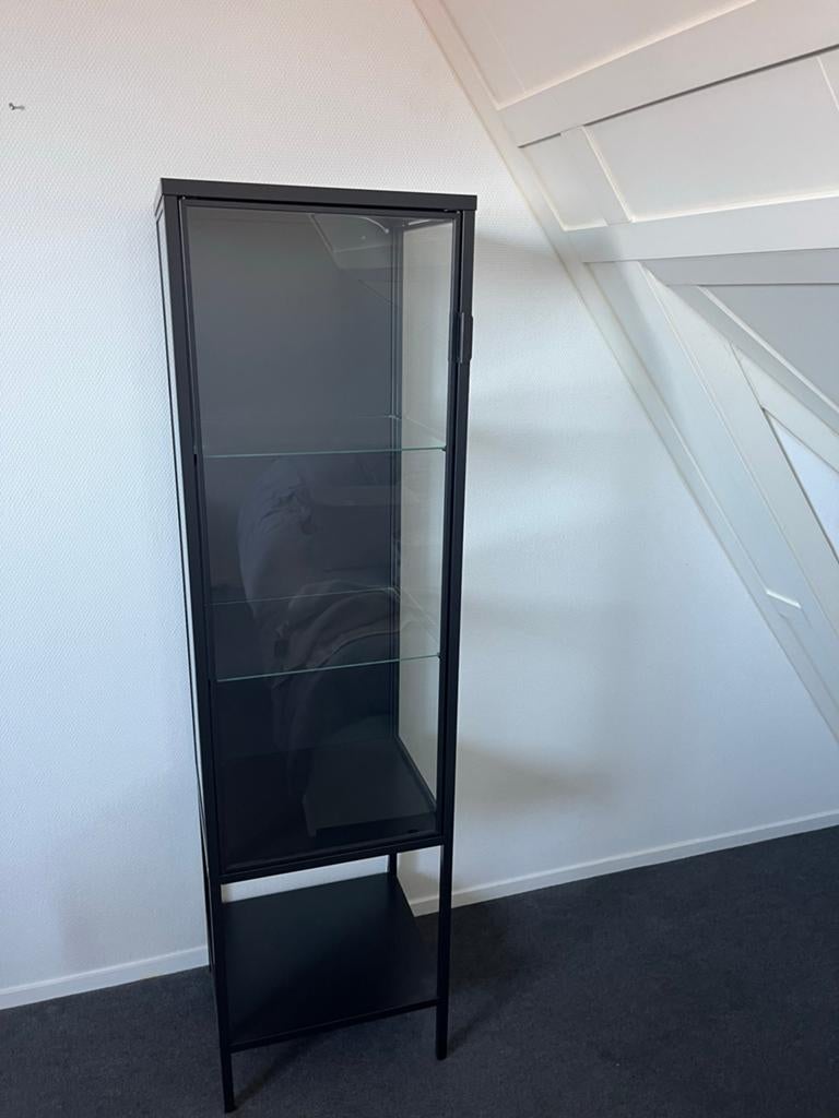 IKEA RUDSTA vitrinekast zwart/antraciet met LED verlichting, Huis en Inrichting, 150 tot 200 cm, 25 tot 50 cm, Met deur(en), 50 tot 100 cm