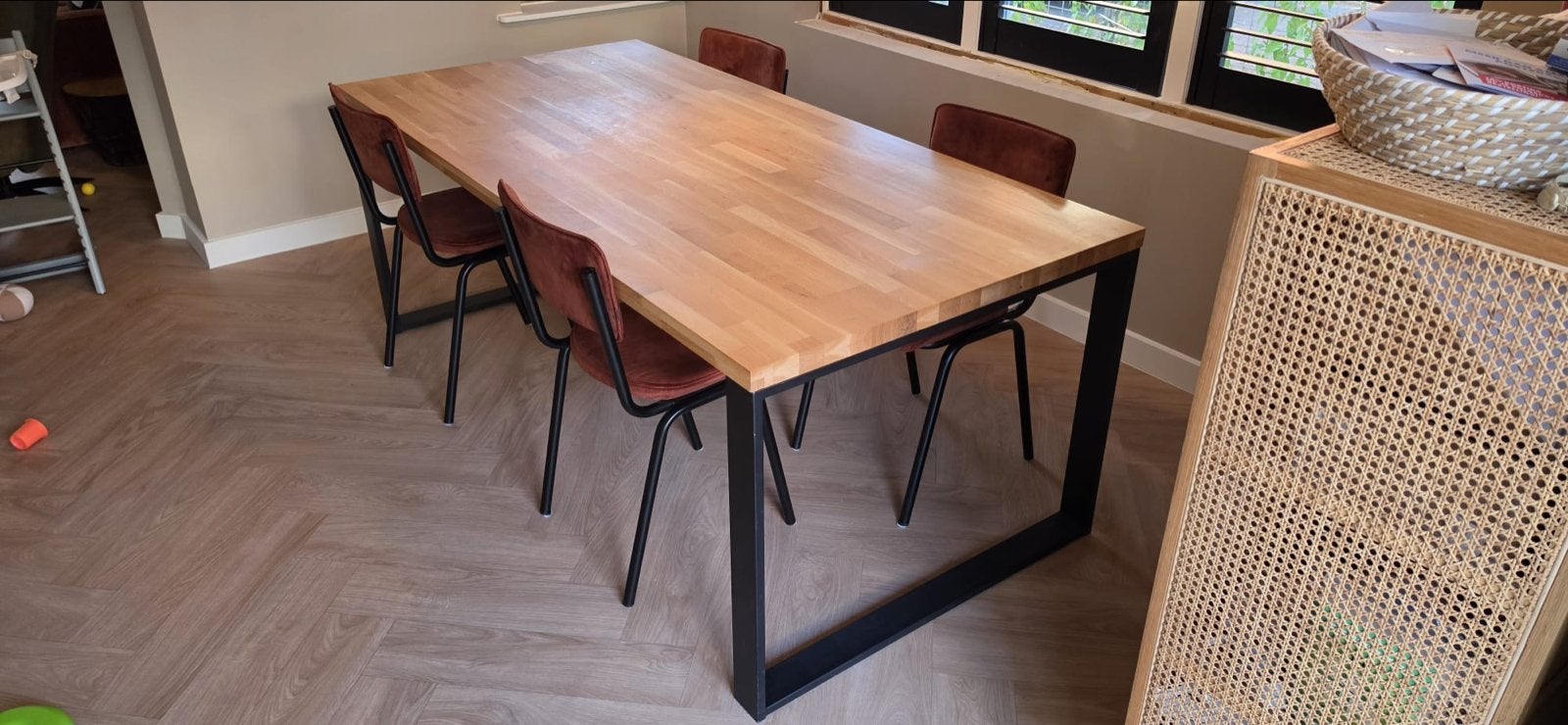 Eettafel met 4 Goossens Chaplin eetkamerstoelen, Huis en Inrichting, Stoelen, Ophalen, Gebruikt, Bruin, Eén