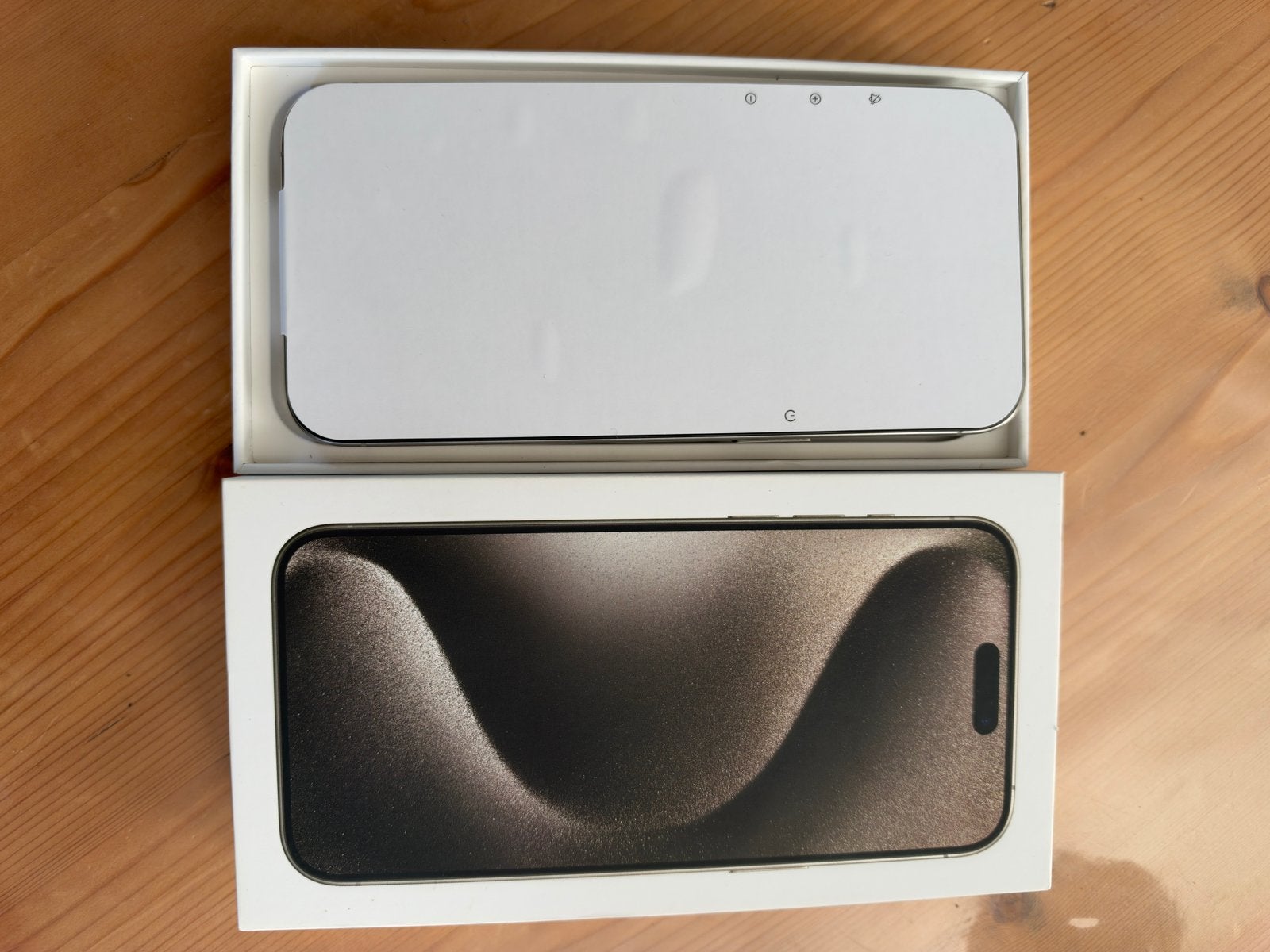 Foto 3 van iphone 15 pro max natural titanium 256gb.