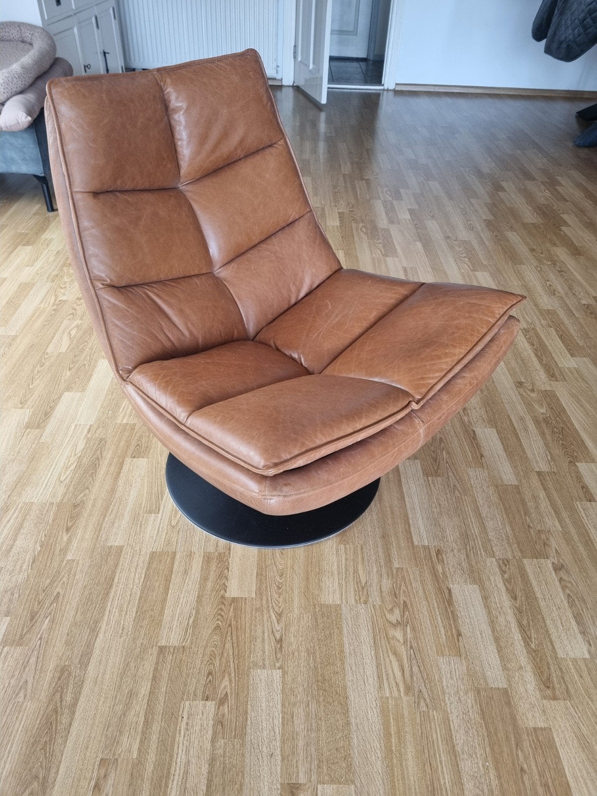 Fauteuil Bobo draaibaar Cognac 100% Leer, Ophalen, Scandinavië, Zo goed als nieuw, 75 tot 100 cm