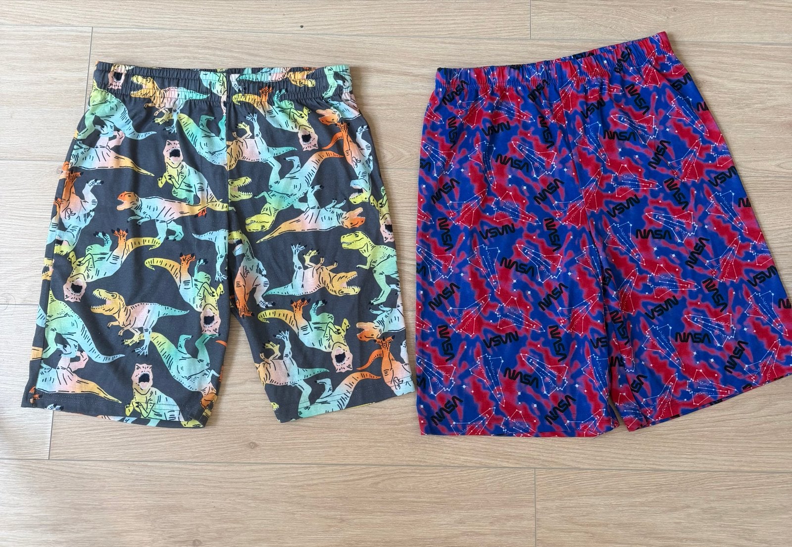 2 Jongens korte broeken: Dinosaurus & NASA, Ophalen of Verzenden, Nieuw, Jongen