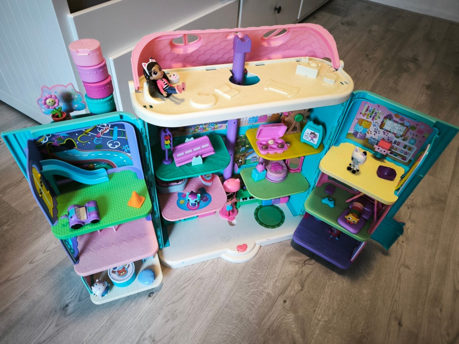 Gaby Poppenhuis met 6 kamers, meubels en poppetjes, Ophalen, Zo goed als nieuw, Poppenhuis