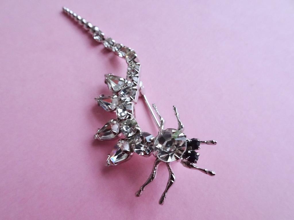 jwg Vintage 80s insect broche strass glas stenen steen rups, Sieraden, Tassen en Uiterlijk, Antieke sieraden, Verzenden, Overige materialen