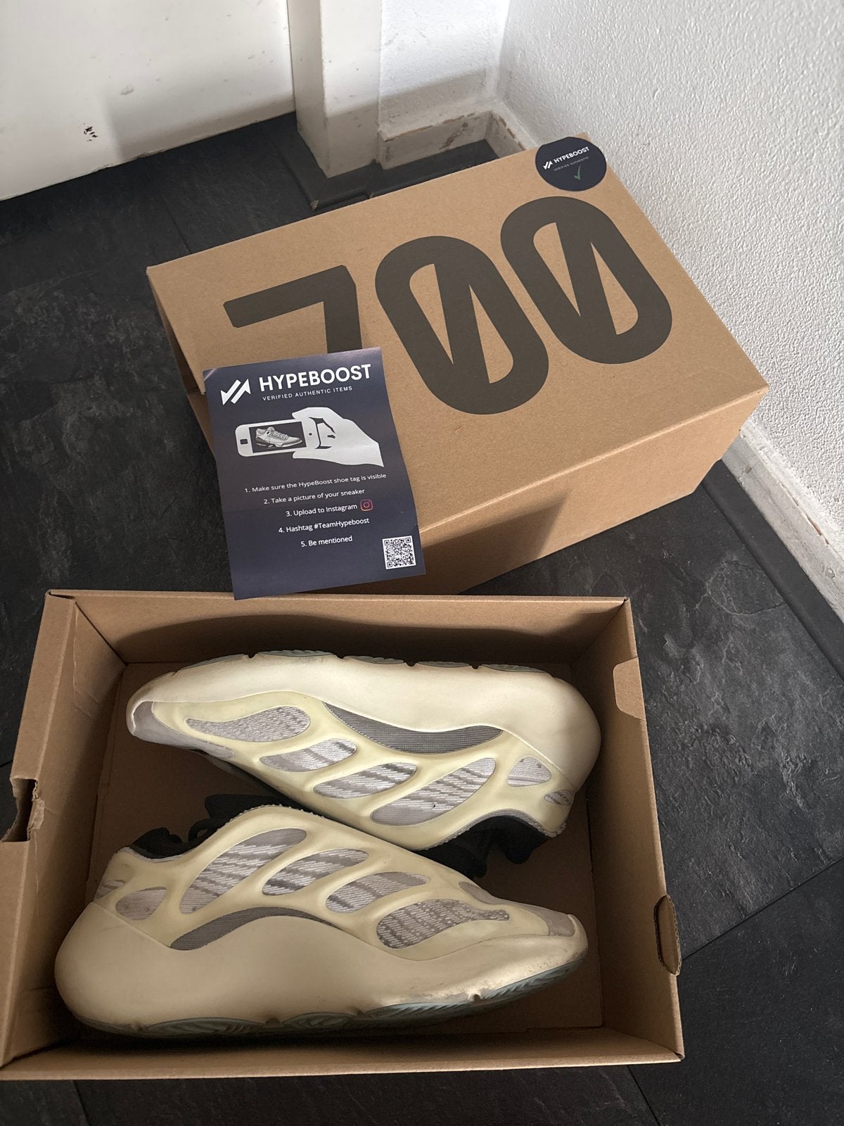 Yeezy 700 V3 Azael Sneakers maat 40.5- Zo goed als nieuw, Ophalen of Verzenden, Zo goed als nieuw, Overige kleuren, Sneakers of Gympen