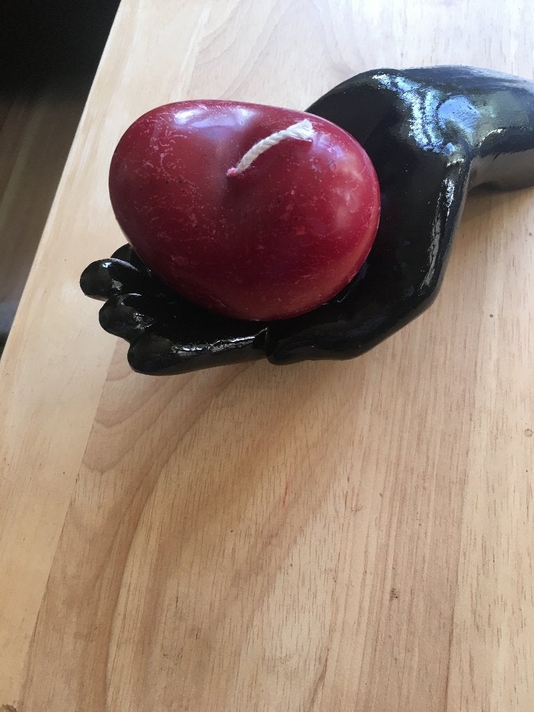 een zwart geschilderde hand met rode hartenkaars, Ophalen of Verzenden, Zo goed als nieuw, Mens