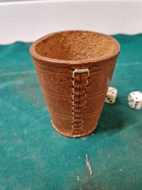 dobbelbeker vintage met 6 dobbelstenen, Hobby en Vrije tijd, Ophalen of Verzenden, 'T Olde Gre-j, Info@toldegrej.nl, Endepoelstraat 20f Didam