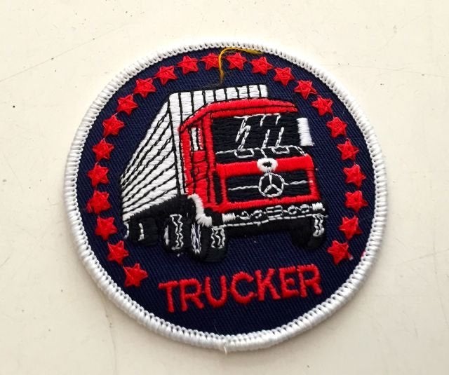 Mercedes TRUCKER vrachtwagen truck opnaai embleem patch 2, Verzamelen, Ophalen of Verzenden, Auto's