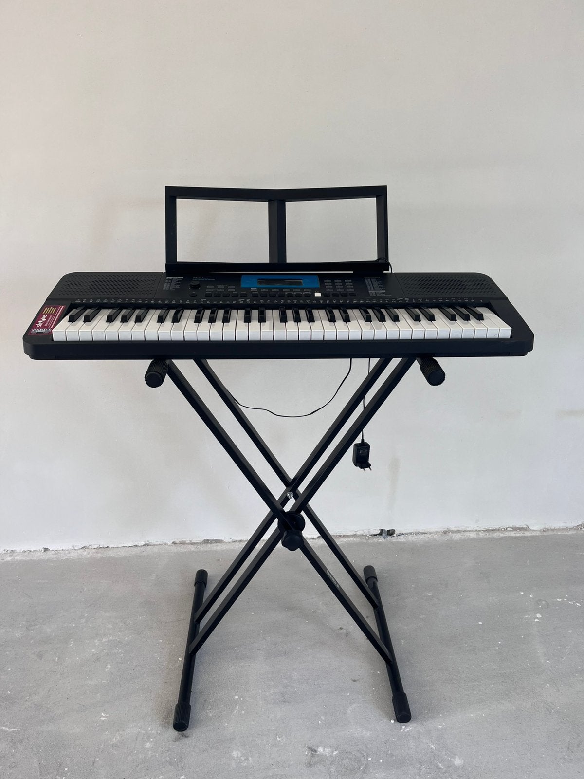Als nieuwe keyboard op standaard met muziekstandaard, Muziek en Instrumenten, Keyboards, Ophalen, Zo goed als nieuw, 61 toetsen