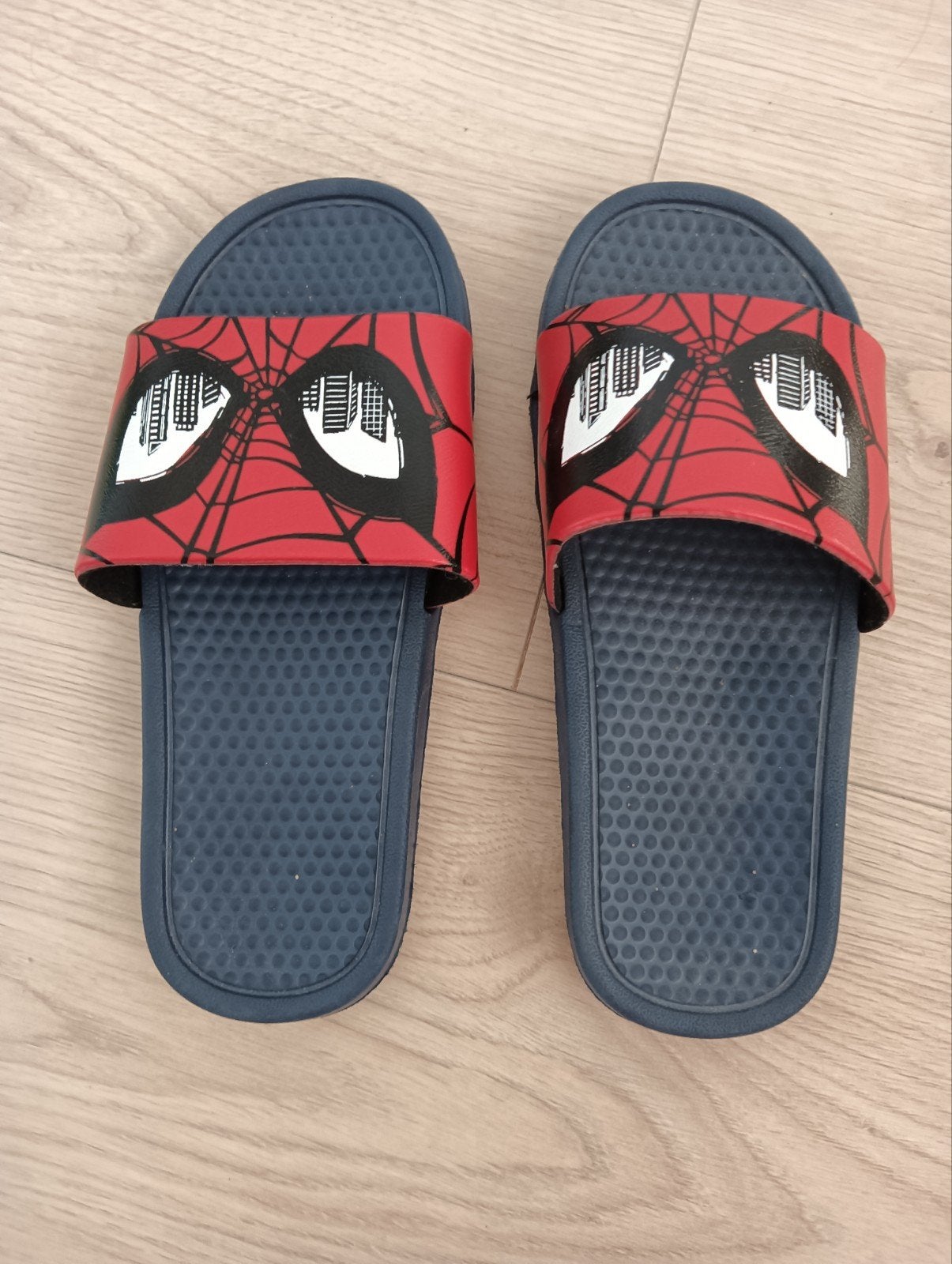 Spiderman slippers maat 33 - Zo goed als nieuw, Ophalen of Verzenden, Zo goed als nieuw, Marvel, Jongen