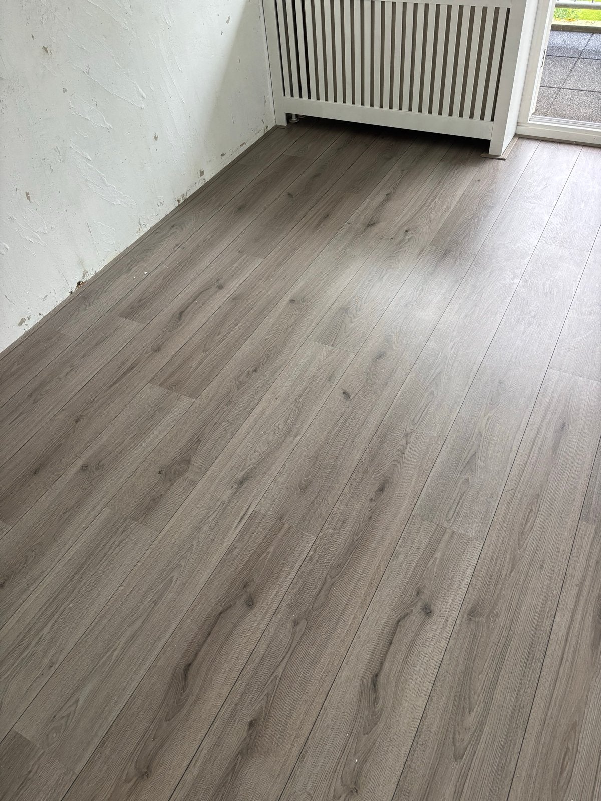 Kliklaminaat grijsbruin, Ophalen, Gebruikt, Grijs, 50 tot 75 m²