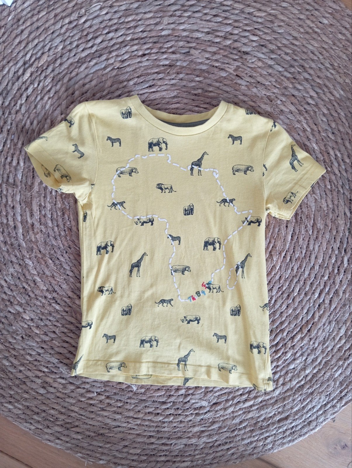 Geel Stone Kids T-shirt met Afrikaanse Dieren - Maat 122, Gebruikt, Ophalen of Verzenden, Stone Kids, Shirt of Longsleeve