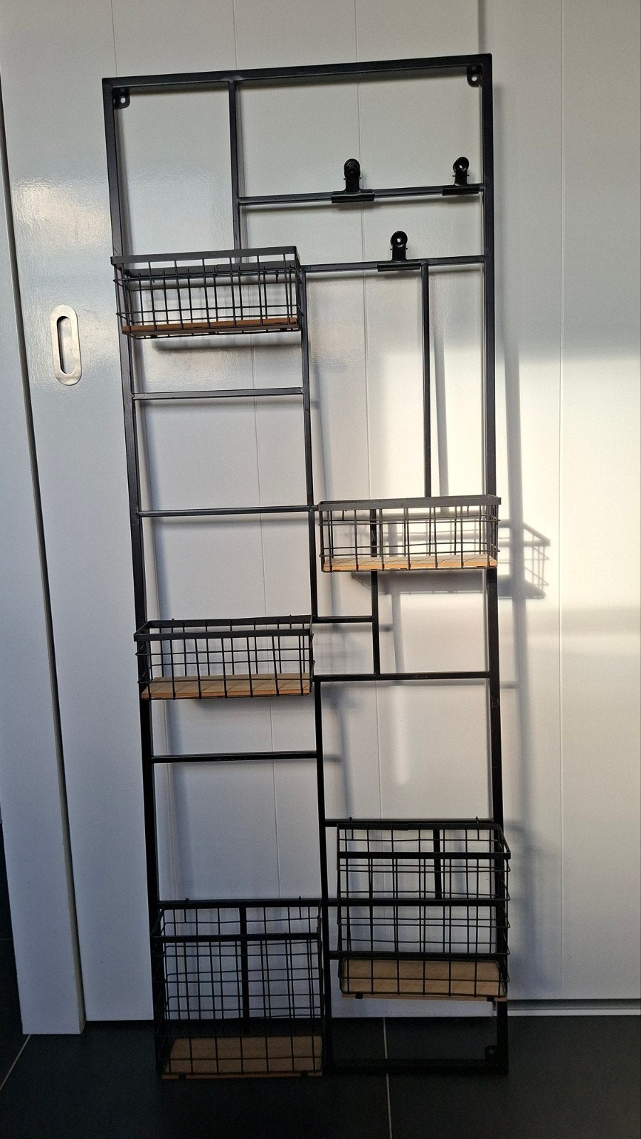 Stalen wandrek met mandjes - Industrieel design, Huis en Inrichting, Ophalen, Zo goed als nieuw