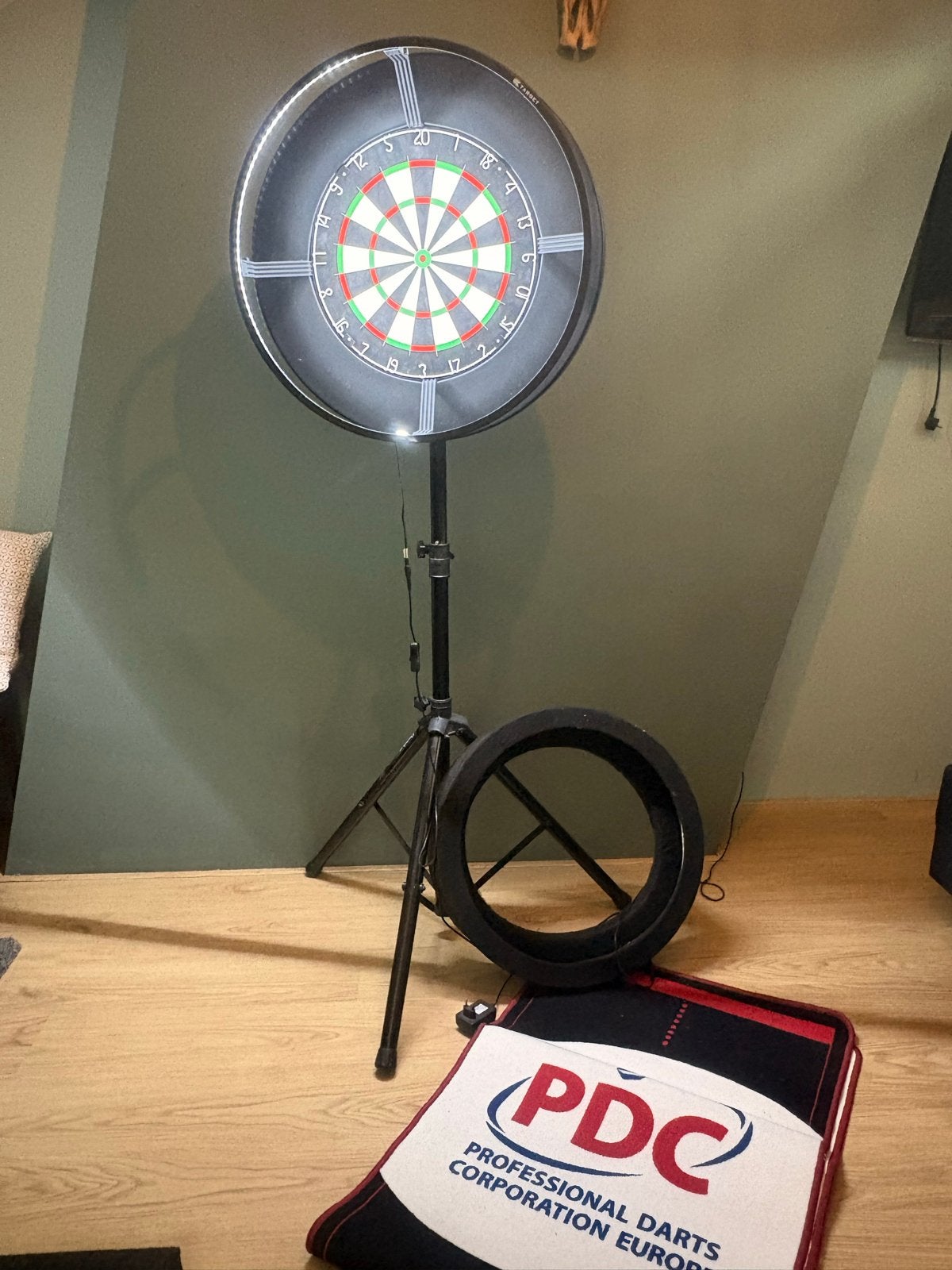 Dartbaan met nieuw dartbord verlichting, standaard en mat, Sport en Fitness, Ophalen of Verzenden, Zo goed als nieuw, Dartbord met pijlen