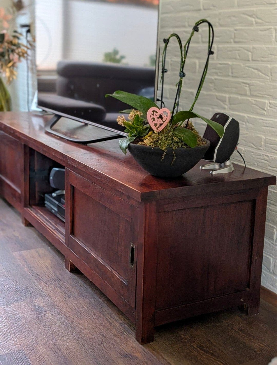 Massief houten tv-meubel met schuifdeuren, Ophalen, Gebruikt, 100 tot 150 cm, Landelijk, Klassiek