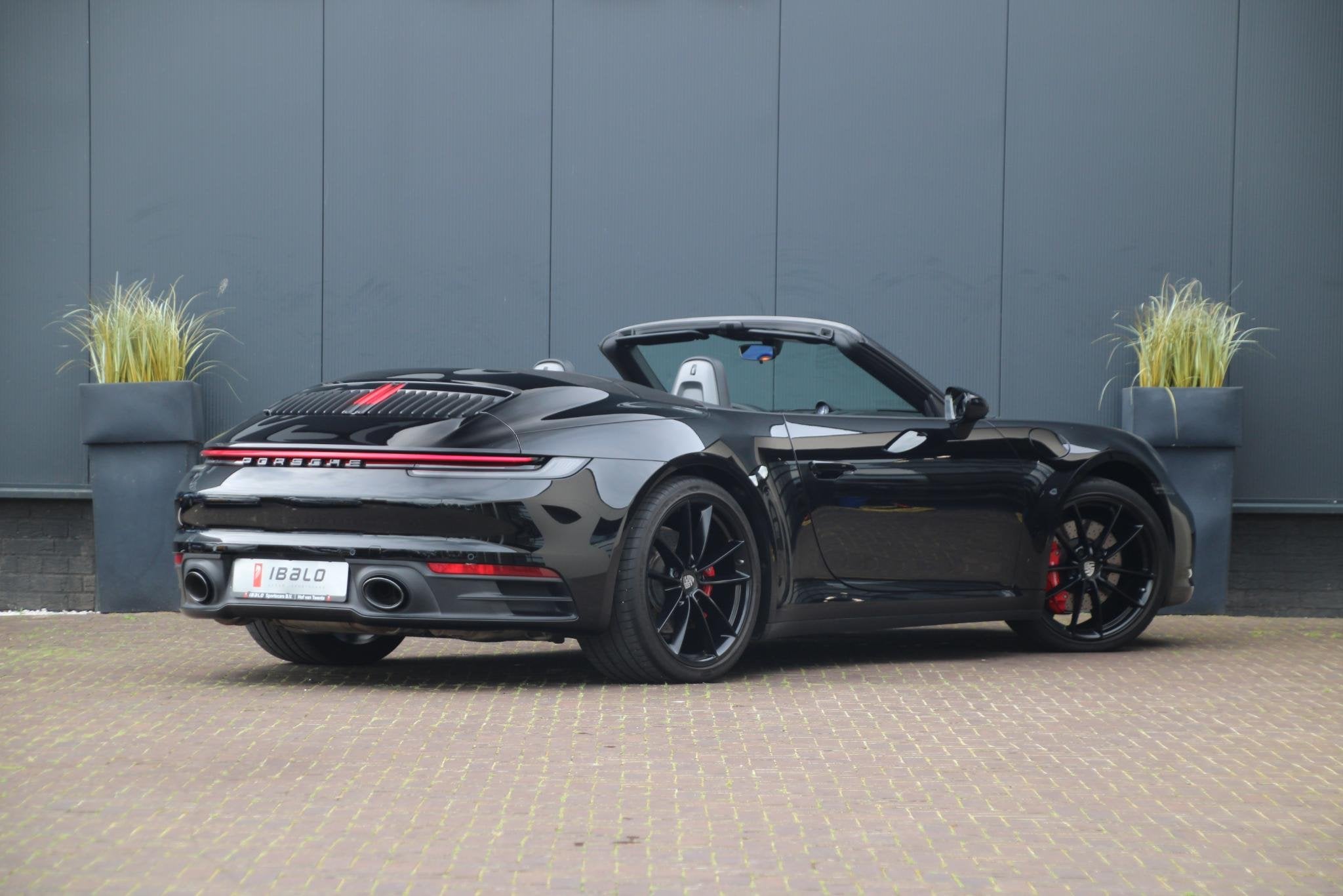 Porsche 911 Carrera S Cabrio (992) 450pk | Sport Chrono | Sp, Gebruikt, Cabriolet, 4 stoelen, Zwart
