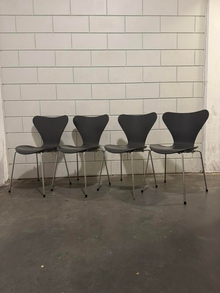 Series 7 Arne Jacobsen for Fritz Hansen, Set of 4, Huis en Inrichting, Stoelen, Ophalen, Zo goed als nieuw, Grijs
