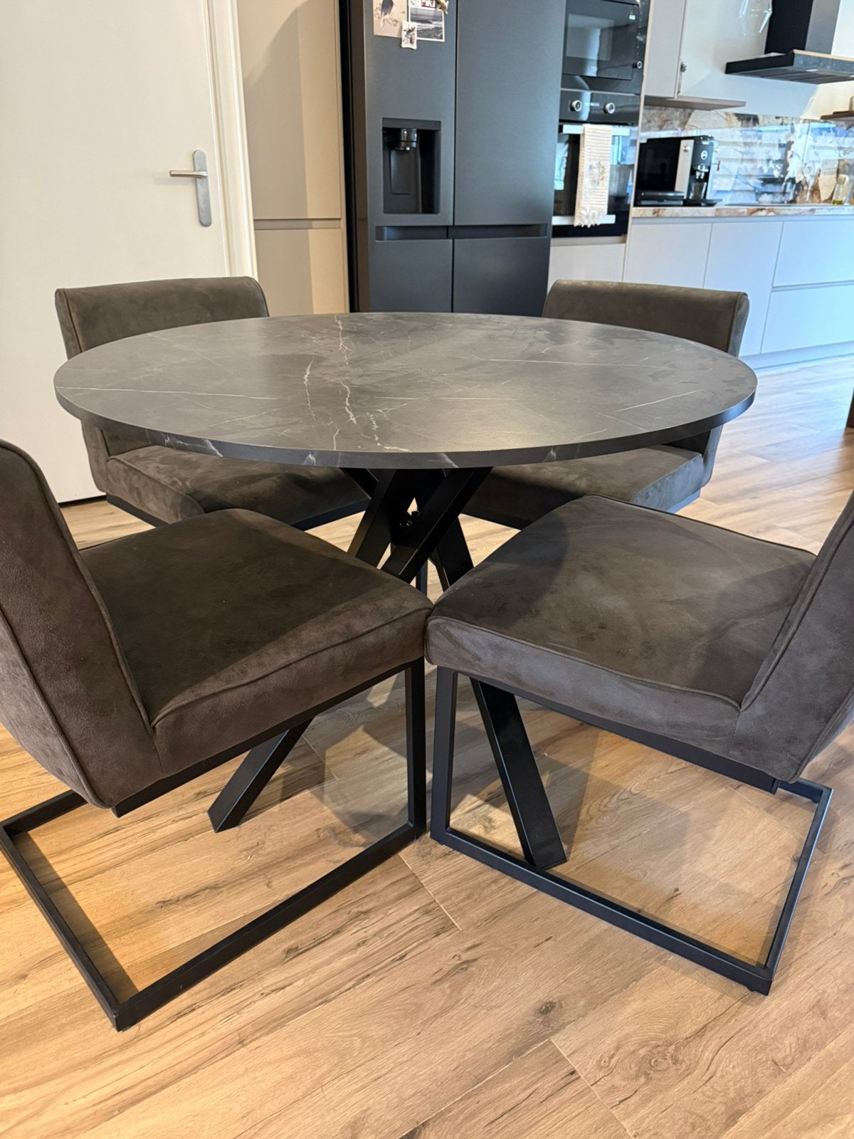 Round Dining Table + 4 Industrial Dining Chairs, Huis en Inrichting, Ophalen, Zo goed als nieuw, Rechthoekig, 50 tot 100 cm