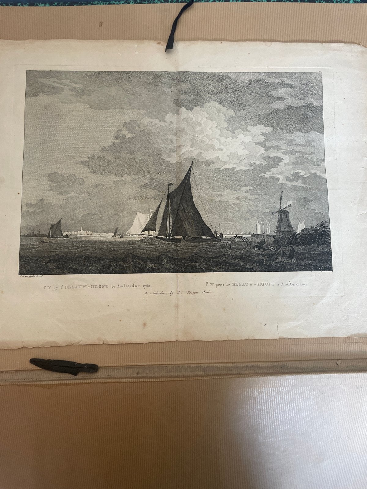 Antieke Ets: Gezicht op Amsterdam met schepen en molen, Ophalen, Stadsgezicht, 1700 - 1799, Met tekst