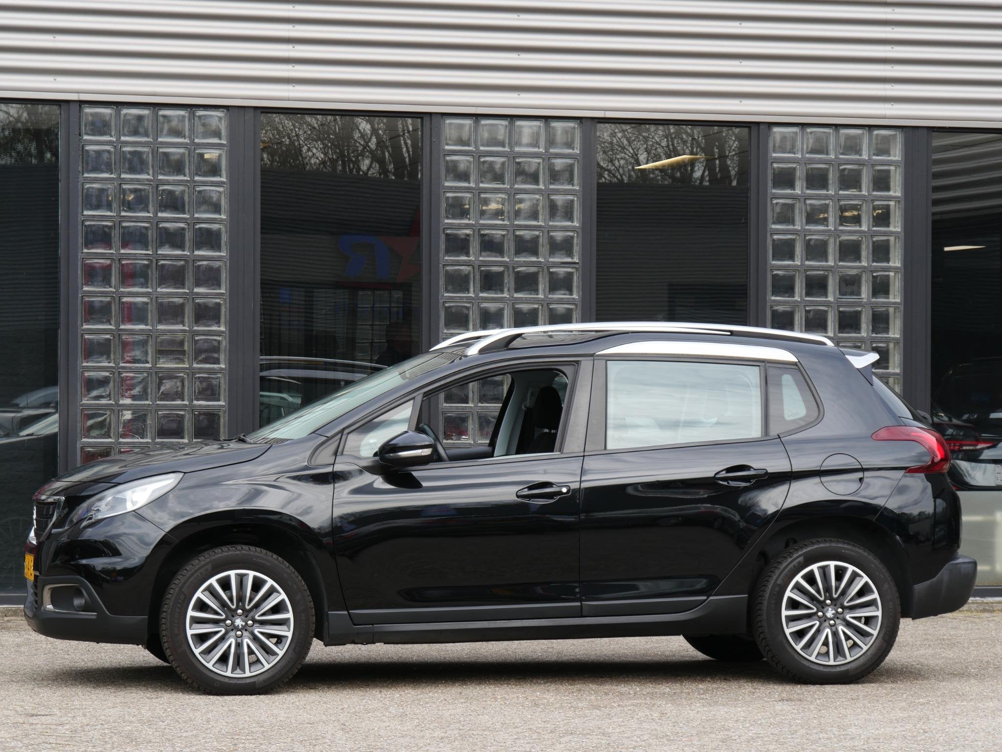 Peugeot 2008 1.2 110PK CARPLAY/ ALL-SEASON BANDEN/ APK 9-202, Auto's, Stof, Origineel Nederlands, Bedrijf, Handgeschakeld