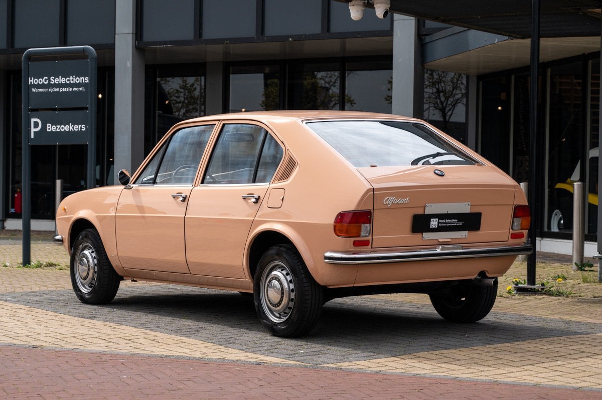 Alfa Romeo Alfasud 1.2 (bj 1973), Auto's, Oldtimers, Lederen bekleding, 4 stoelen, Beige, Handgeschakeld