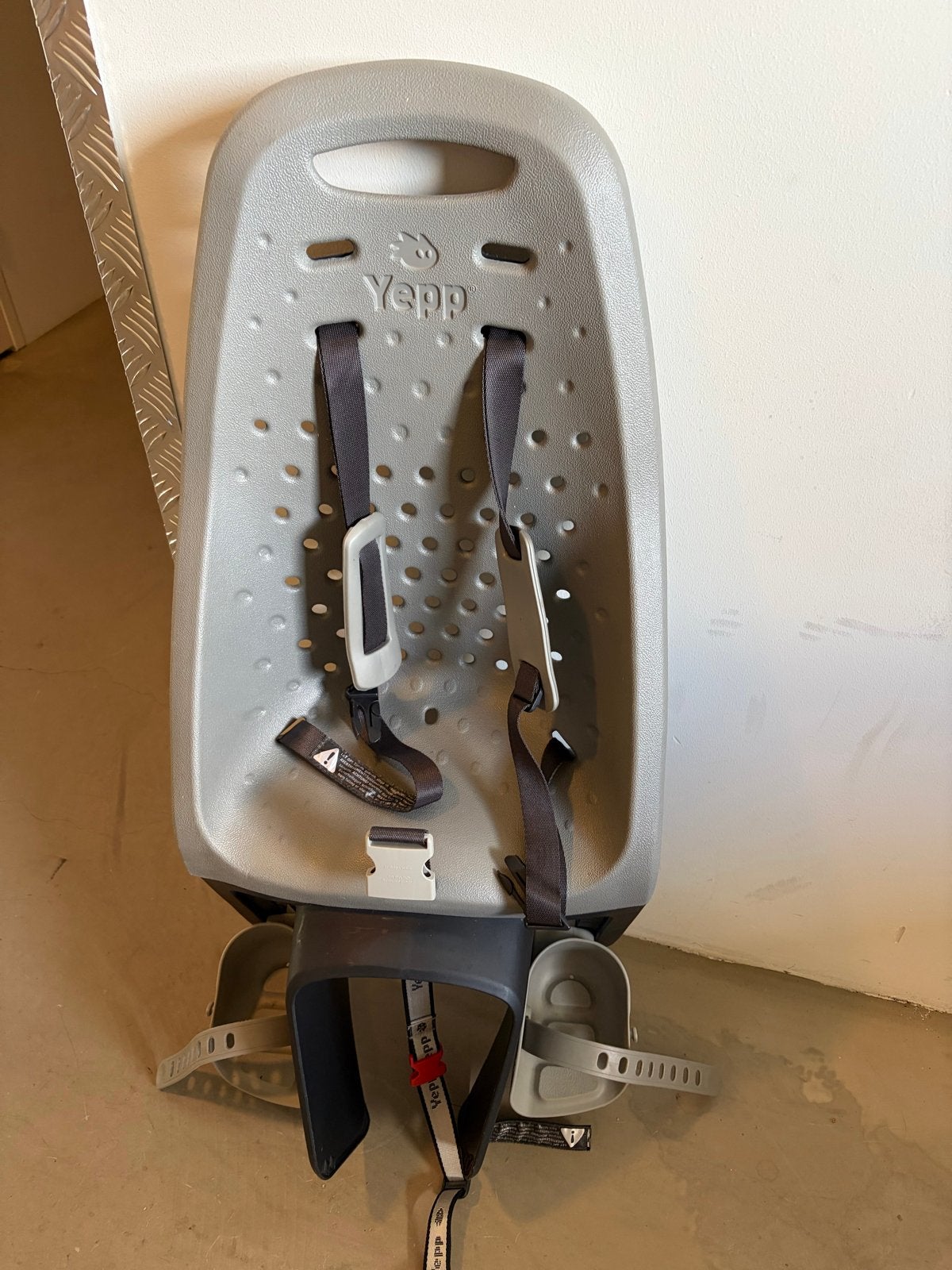 Yepp Achterzitje Fietsstoeltje - Grijs, Fietsen en Brommers, Ophalen, Achterzitje, 9 t/m 18 kg, Gebruikt